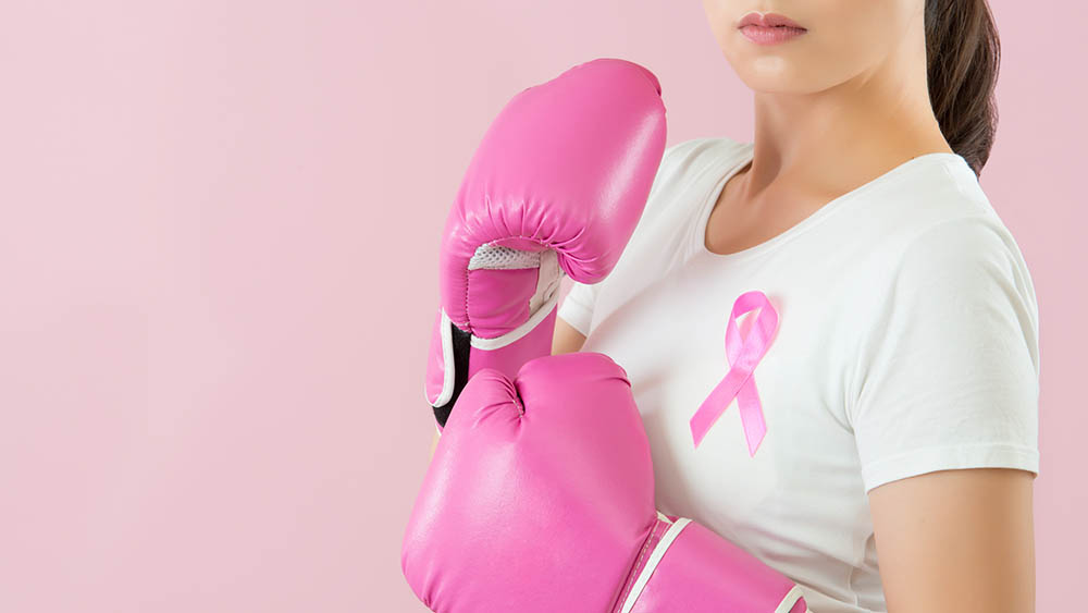 Whindersson escolhe tranças rosas para luta no boxe e promove prevenção ao  Câncer de Mama, boxe